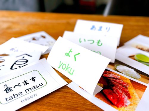 Lernkarten mit Japanischen Schriftzeichen und Fotos